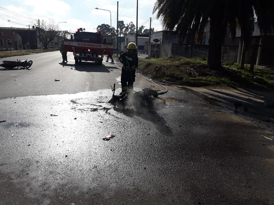 Bomberos Chocaron dos motos una se incendió Baradero Te Informa