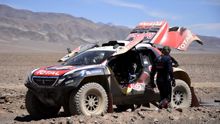 Ex campeón del Rally Dakar volcó tras chocar contra una roca