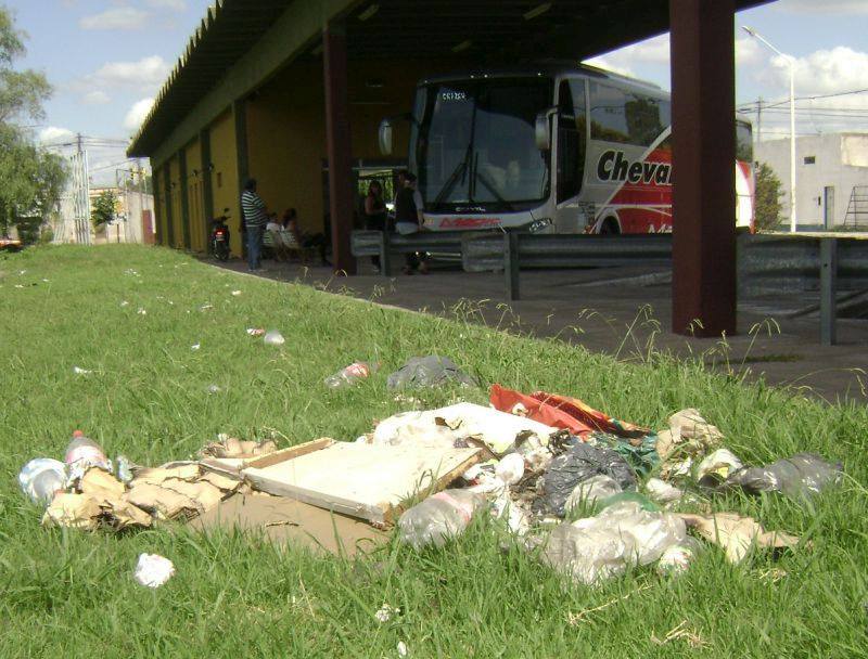 Basura en la terminal a metros de la plataforma