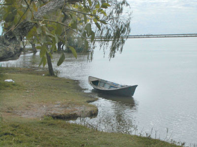 Una nena fue encontrada en la costa del río