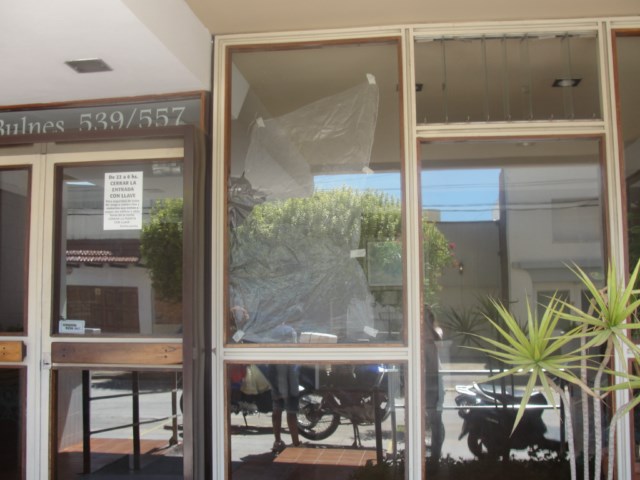 Rompió vidrios en varios lugares y se quiso fugar agrediendo a los policías