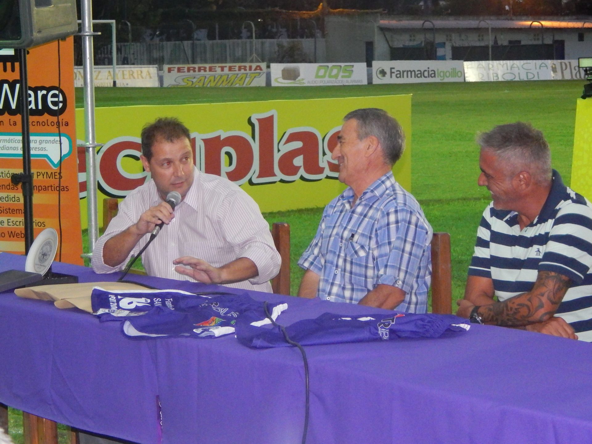 Villa Dálmine presentó su nueva camiseta junto a sus sponsors
