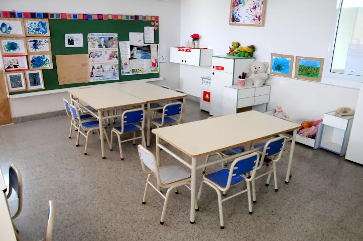 El 90 % de los muebles que se distribuyen en las escuelas son de color beige o blanco
