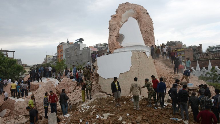 El fuerte sismo de 7,9 grados ya dejó más de 1.450 muertos en Nepal y 49 en otros países