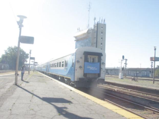 Día histórico: ante una multitud, el tren llegó a la estación Rosario Sur en el horario previsto