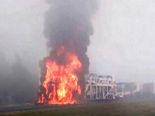 Dos muertos tras un choque en cadena sobre la ruta 9: hay al menos 19 vehículos involucrados
