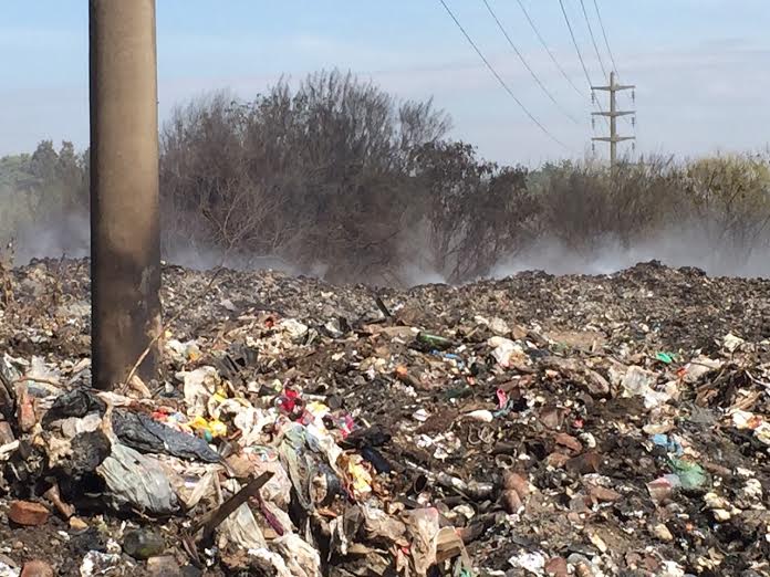 Con ayuda del CEAMSE, se están construyendo taludes y corta fuegos en el basural