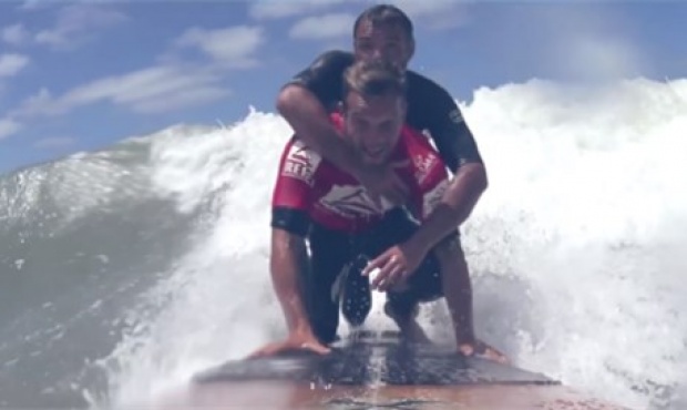 Multicampeón cumple el sueño de surfear a un parapléjico