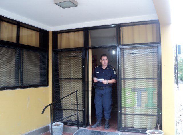 Dos aprehendidos con 100 grs. de marihuana en un auto