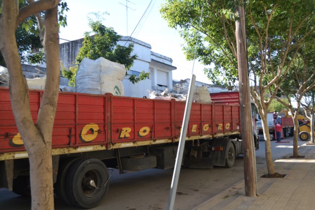 Ya llegó todo el material para terminar el solado de Plaza Mitre