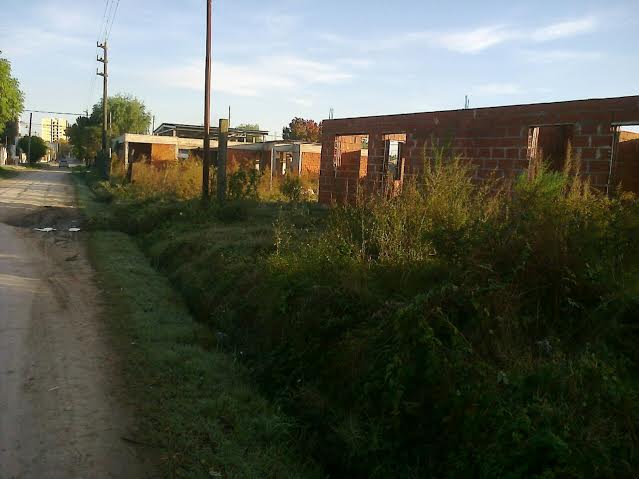 Los concejales Morales y Alonso mandaron a cortar el pasto en un barrio
