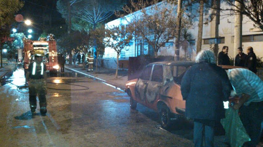 Incendian dos autos en pleno centro