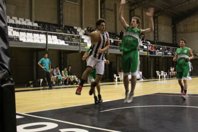 Básquet. El negro marca el camino
