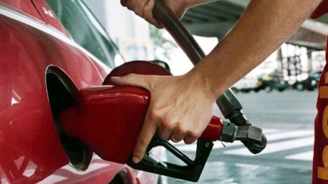 Otra vez suben las naftas en YPF: el litro de premium llegó a $13,69