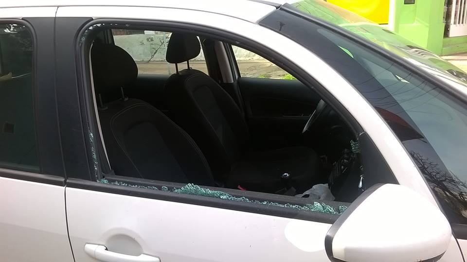Otra vez rompen el vidrio de un automóvil