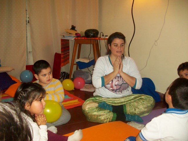 Importante charla sobre yoga para niños