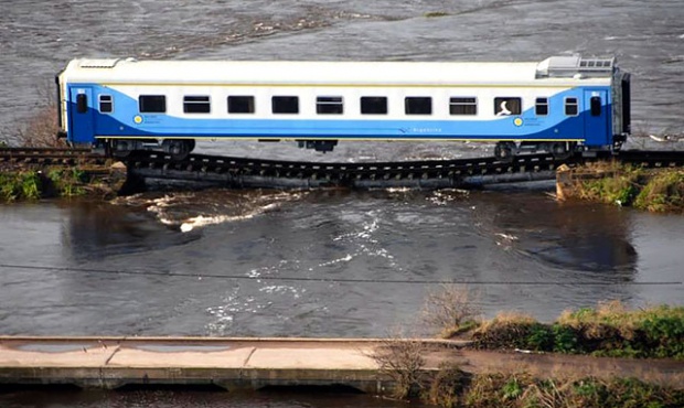 Vagón chino «abandonado» en medio de la inundación