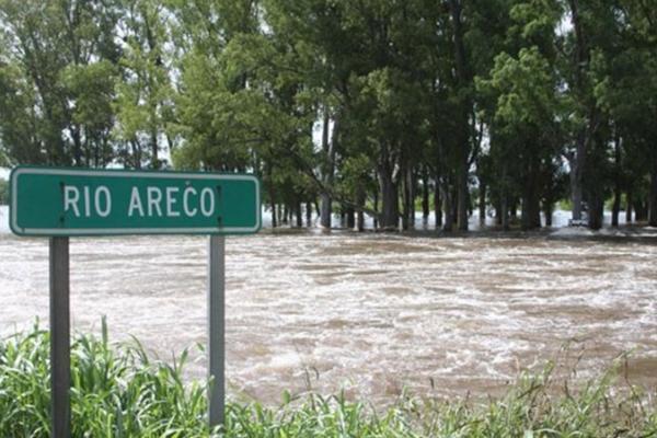 Cortes en las rutas 8 y 9 por crecida del río Areco