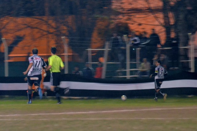 Fútbol: Alsina pegó primero