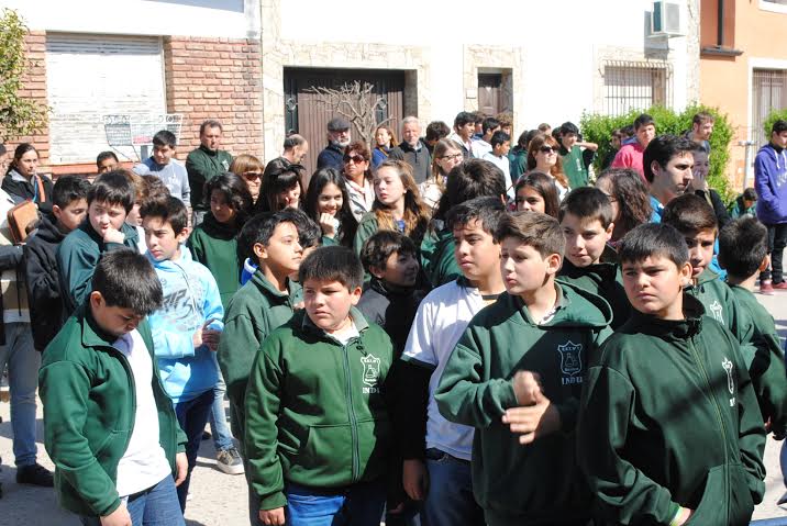 Se colocaron baldosas de la Memoria en la Escuela Industrial