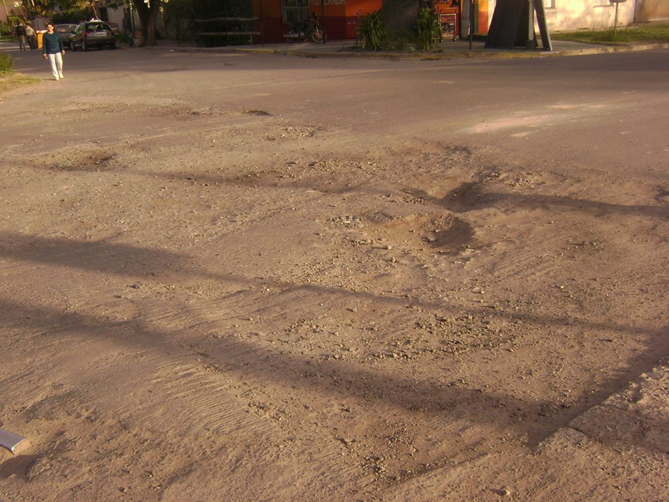 ¡Es de no creer! Ya hay pozos en el cruce a nivel de San Martín y las vías