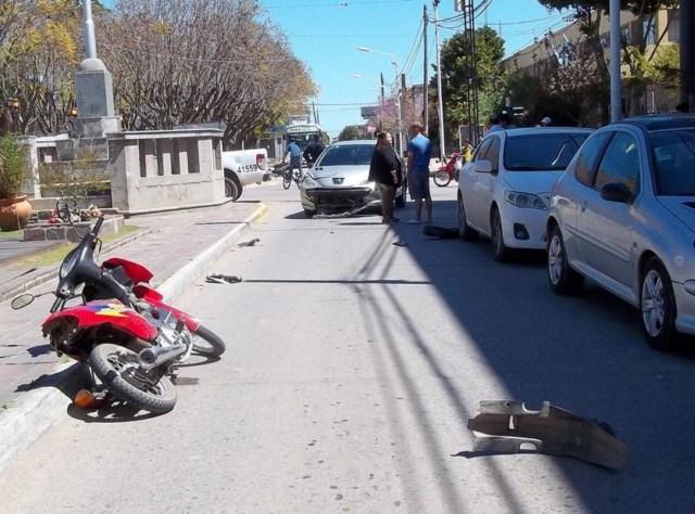 Dos accidentes entre auto y moto