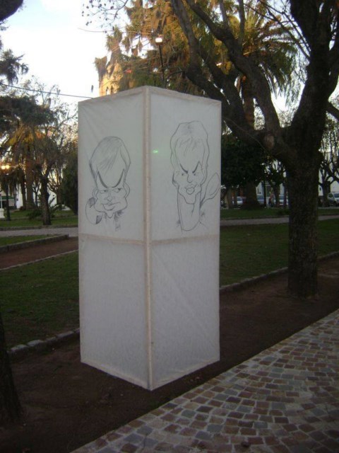 En Plaza Mitre. Caricaturas del artista Javier Linera