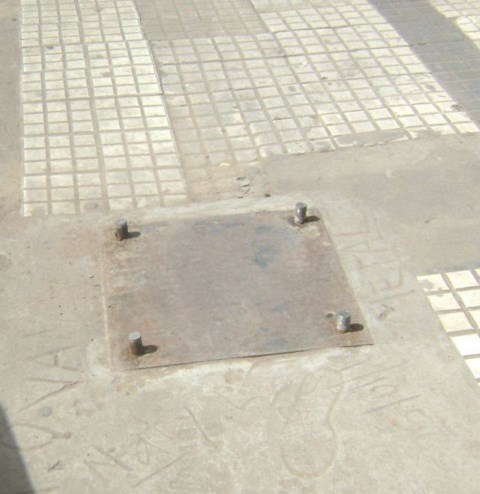 Trampa para caminantes en una vereda