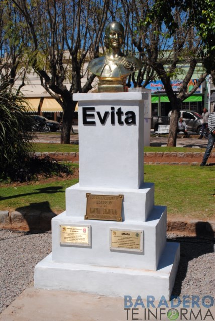 Un acto a las apuradas. Restituyeron en busto de Evita pero tuvieron que retirarlo