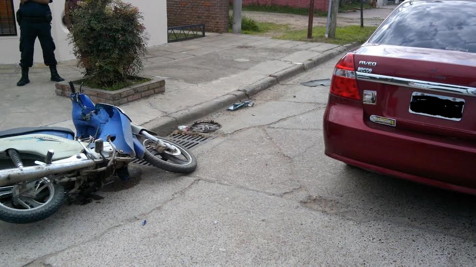 Accidente entre moto y auto. Un joven herido