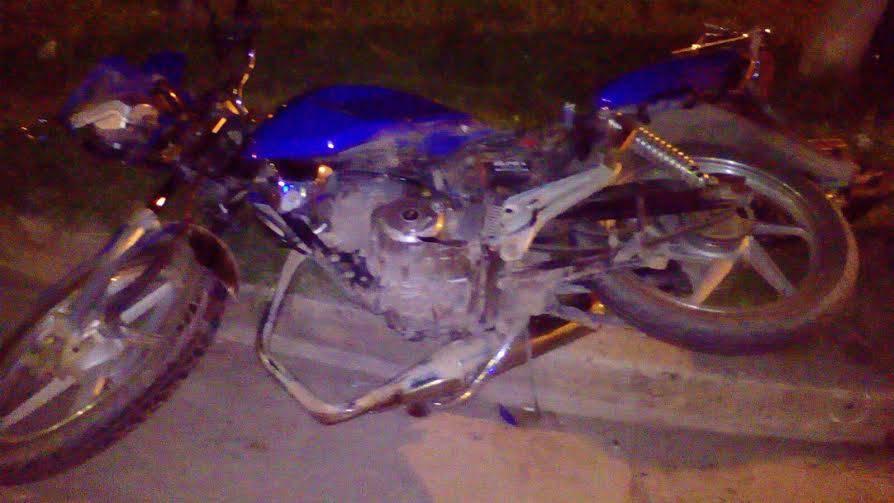 Trágico accidente entre una moto y un auto