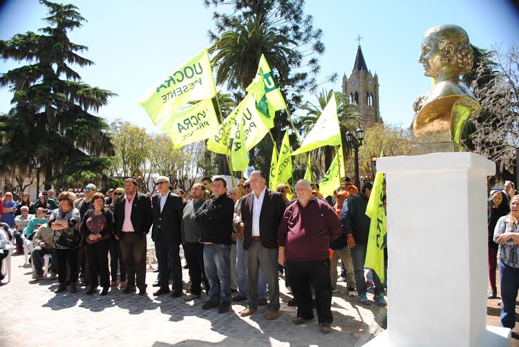 Acto de restitución en la Plaza Mitre del Busto de Evita