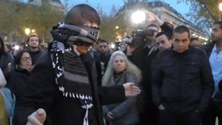 En medio del conflicto, musulmán se manifiesta en París con abrazos gratis