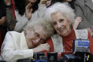 Se recuperó al nieto 119 y su madre, que lo tuvo en cautiverio, está viva