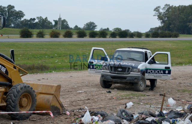 Golpean y le quieren sacar el arma a un policía en el basural