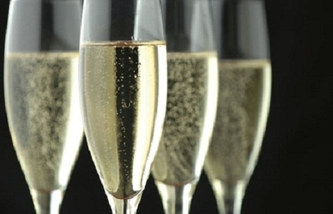 Brindis robado. Se llevaba 8 cajas de Champagne y lo aprehendieron