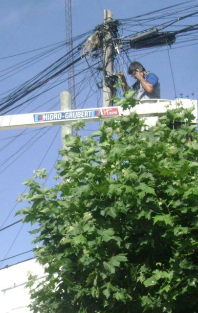 Reparan líneas de teléfonos