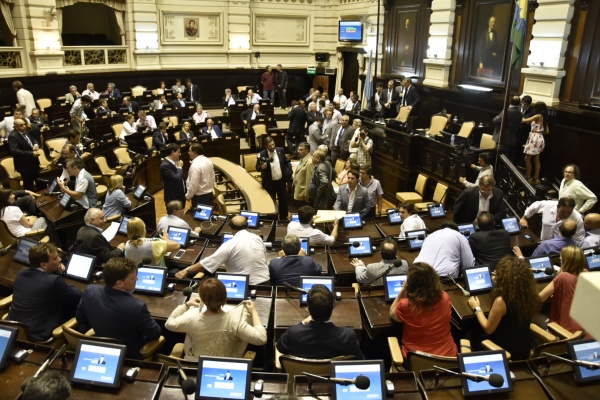 Rosca interminable y bochorno histórico: se cayó la sesión y Vidal no tiene su presupuesto