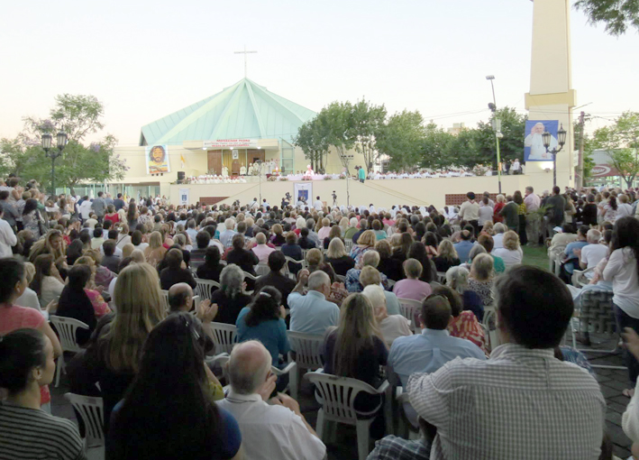 En multitudinario acto, el sábado asumió el Obispo Pedro Laxague