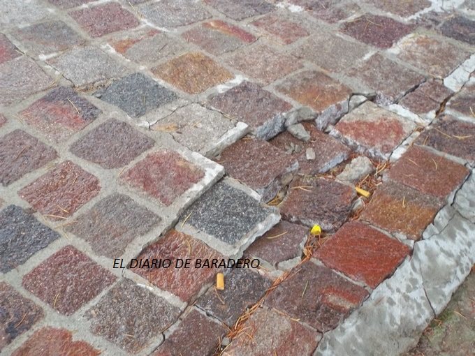 El piso de la Plaza Mitre se está rajando y rompiendo