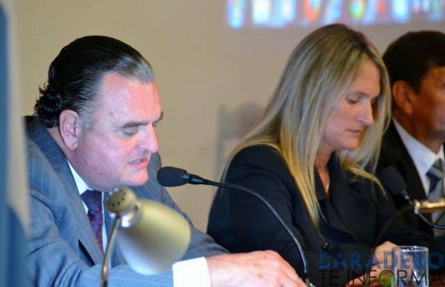 Ahora Carossi dice que no renuncia, llega hasta el 10 y se jubila
