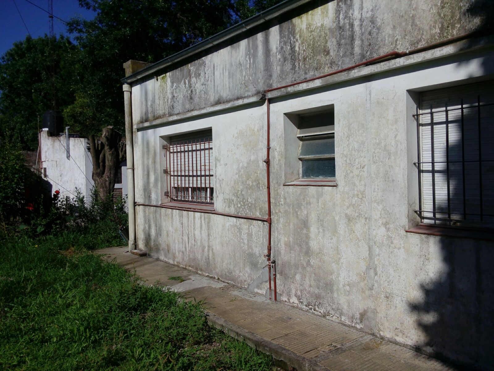 El Grupo de Trabajo Santa Coloma pintó la Sala de Primeros Auxilios
