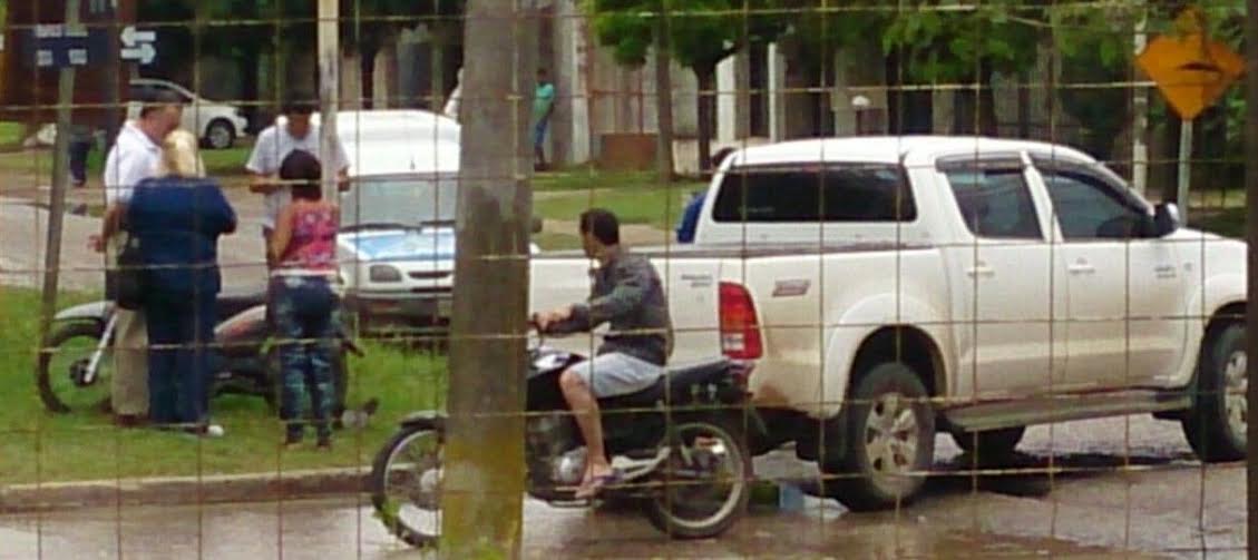 Accidente entre una camioneta y una moto