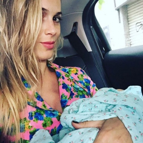 Las tiernas fotos de Chechu Bonelli con su beba recién nacida.