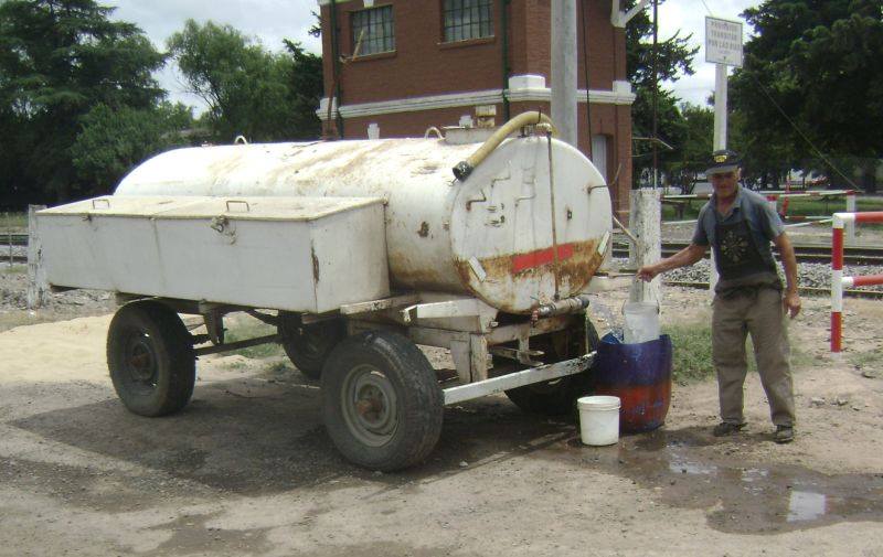¡Agua por favor!. A puro baldazo para frenar el polvaderal