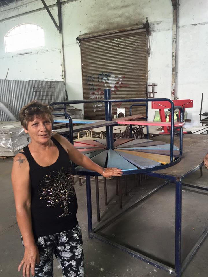 Cooperativa La Victoria construye juegos para las plazas de Baradero