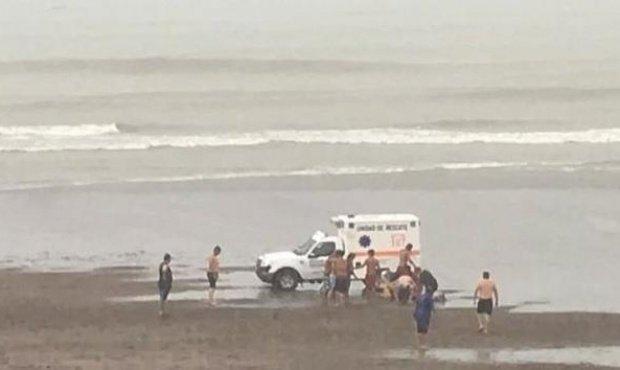 6 heridos por la caída de un rayo en una playa de Monte Hermoso