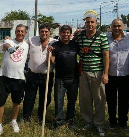 Alejado de la cocina, Martiniano cortó el pasto en su distrito