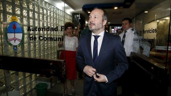 Aceptan los amparos y reponen a Sabbatella en AFSCA