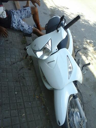 Accidente entre moto y auto. Un herido